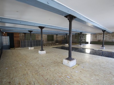 LOCAL COMMERCIAL A LOUER - TOURNUS - 975 m2 - 5�500�&euro; HC et HT par mois