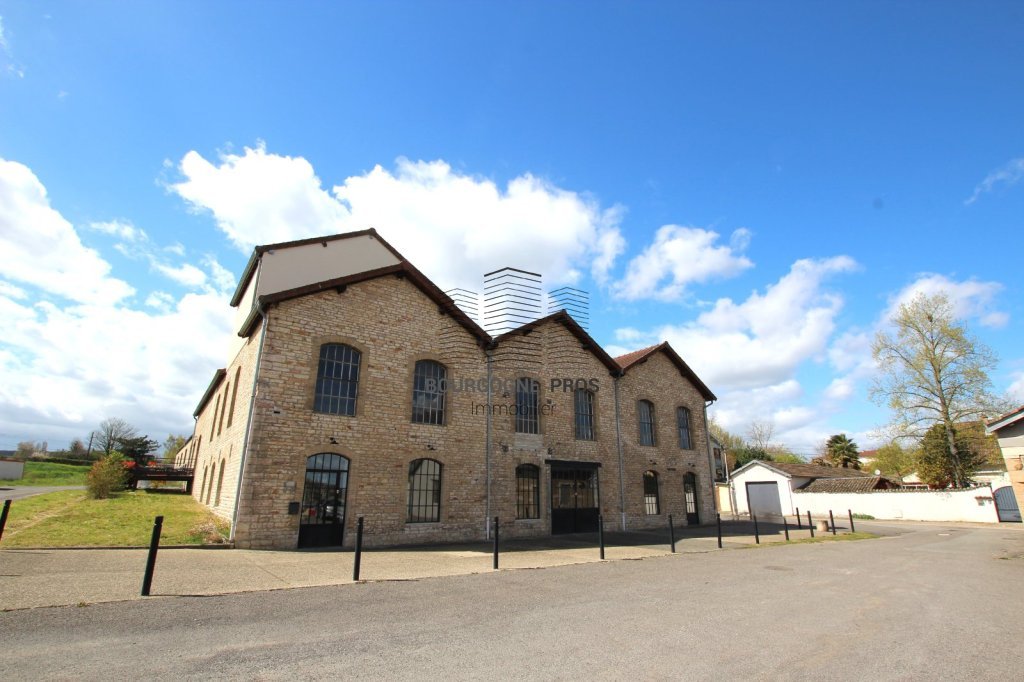 LOCAL COMMERCIAL A LOUER - TOURNUS - 975 m2 - 5�500�&euro; HC et HT par mois