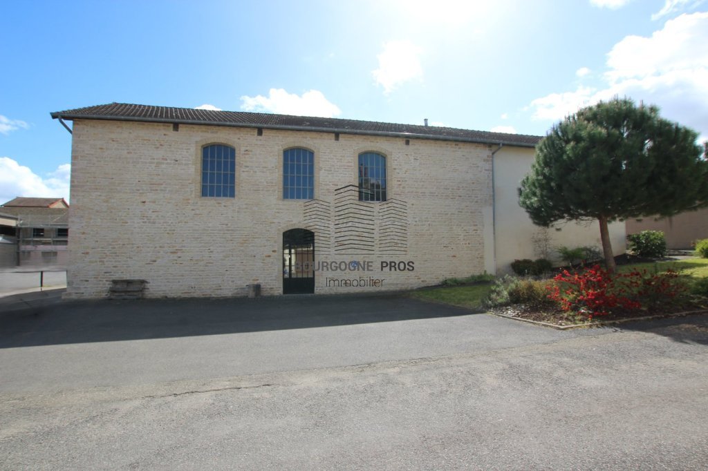 LOCAL COMMERCIAL A LOUER - TOURNUS - 975 m2 - 5�500�&euro; HC et HT par mois