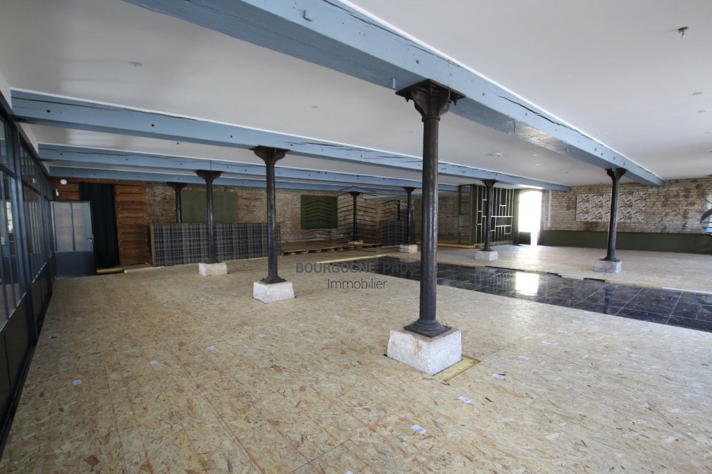 LOCAL COMMERCIAL A LOUER - TOURNUS - 975 m2 - 5�500�&euro; HC et HT par mois
