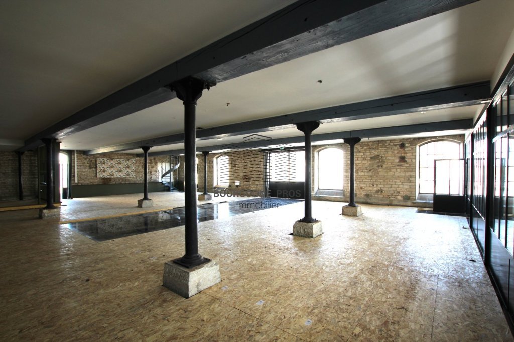 LOCAL COMMERCIAL A LOUER - TOURNUS - 975 m2 - 5�500�&euro; HC et HT par mois