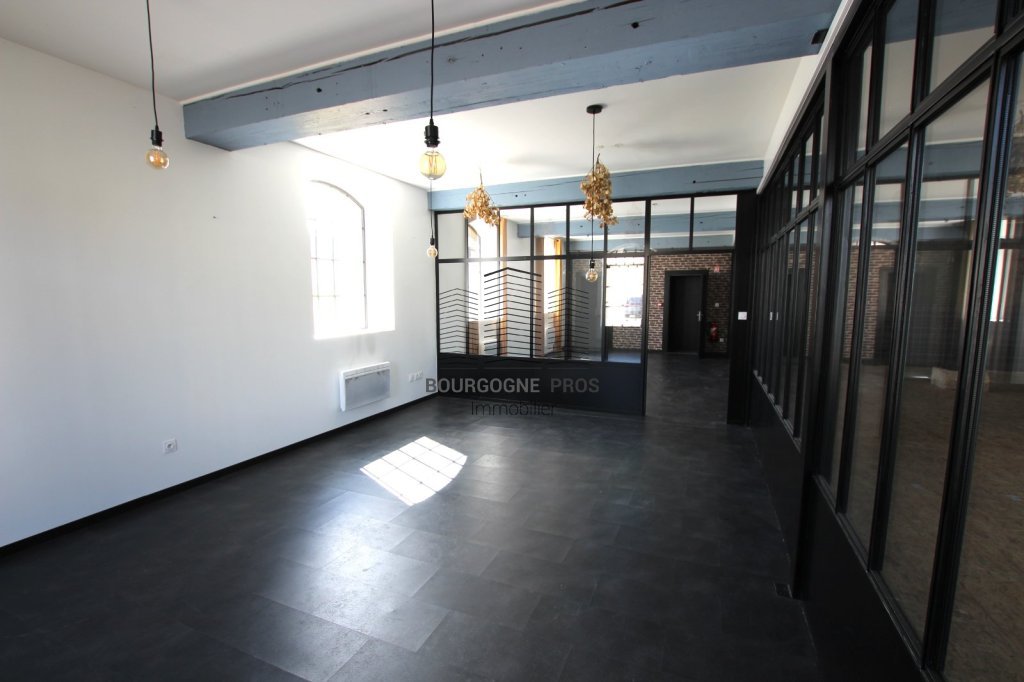 LOCAL COMMERCIAL A LOUER - TOURNUS - 975 m2 - 5�500�&euro; HC et HT par mois