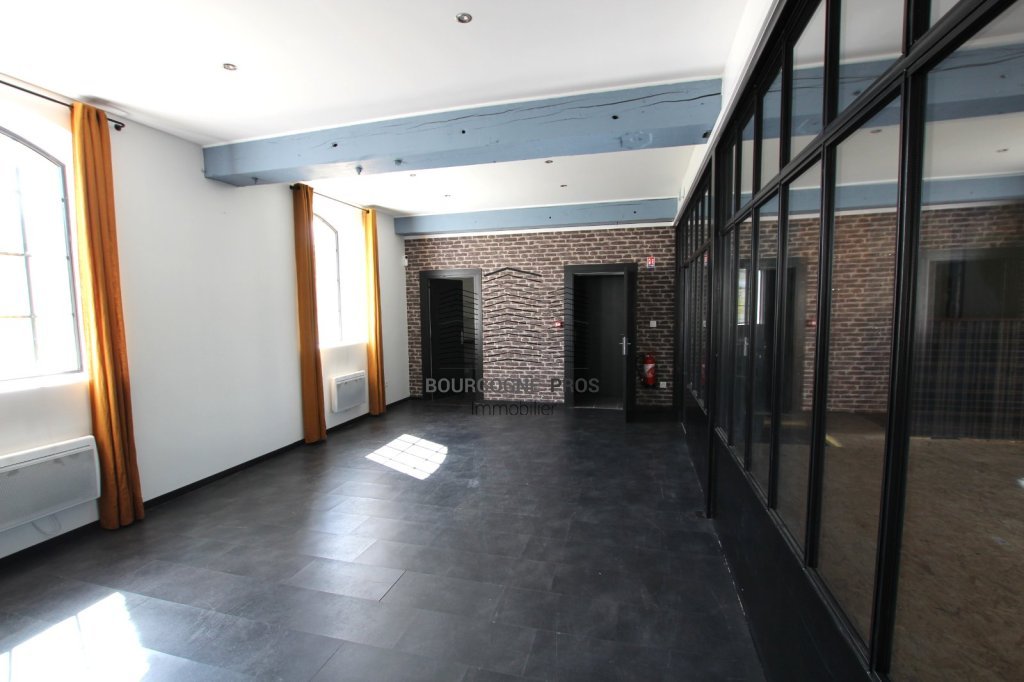 LOCAL COMMERCIAL A LOUER - TOURNUS - 975 m2 - 5�500�&euro; HC et HT par mois