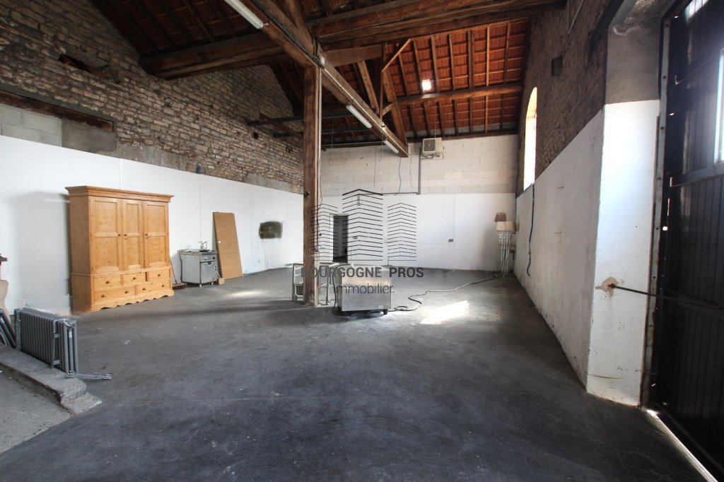 LOCAL COMMERCIAL A LOUER - TOURNUS - 975 m2 - 5�500�&euro; HC et HT par mois