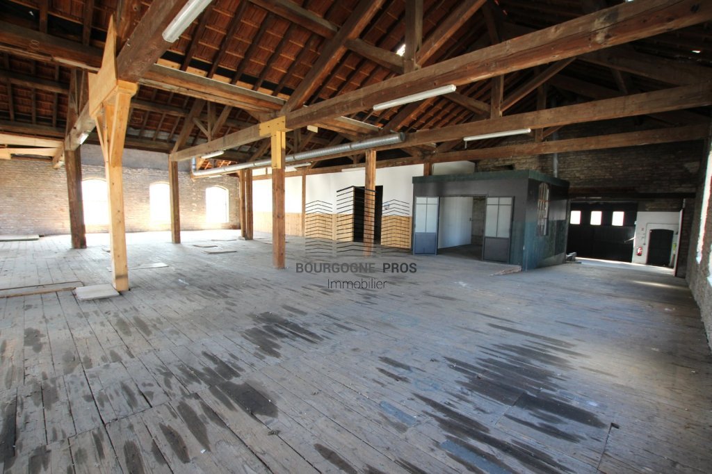 LOCAL COMMERCIAL A LOUER - TOURNUS - 975 m2 - 5�500�&euro; HC et HT par mois