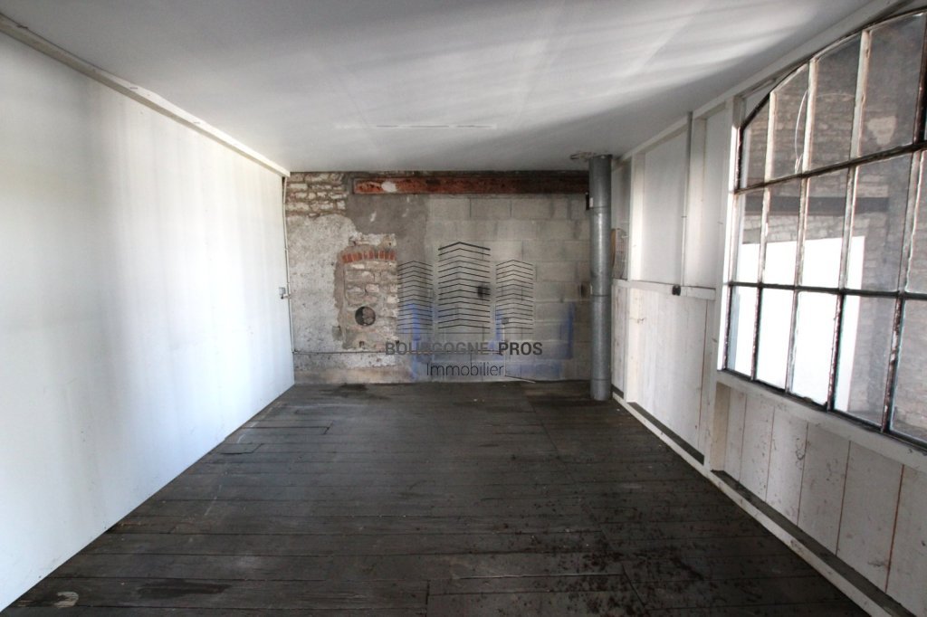 LOCAL COMMERCIAL A LOUER - TOURNUS - 975 m2 - 5�500�&euro; HC et HT par mois