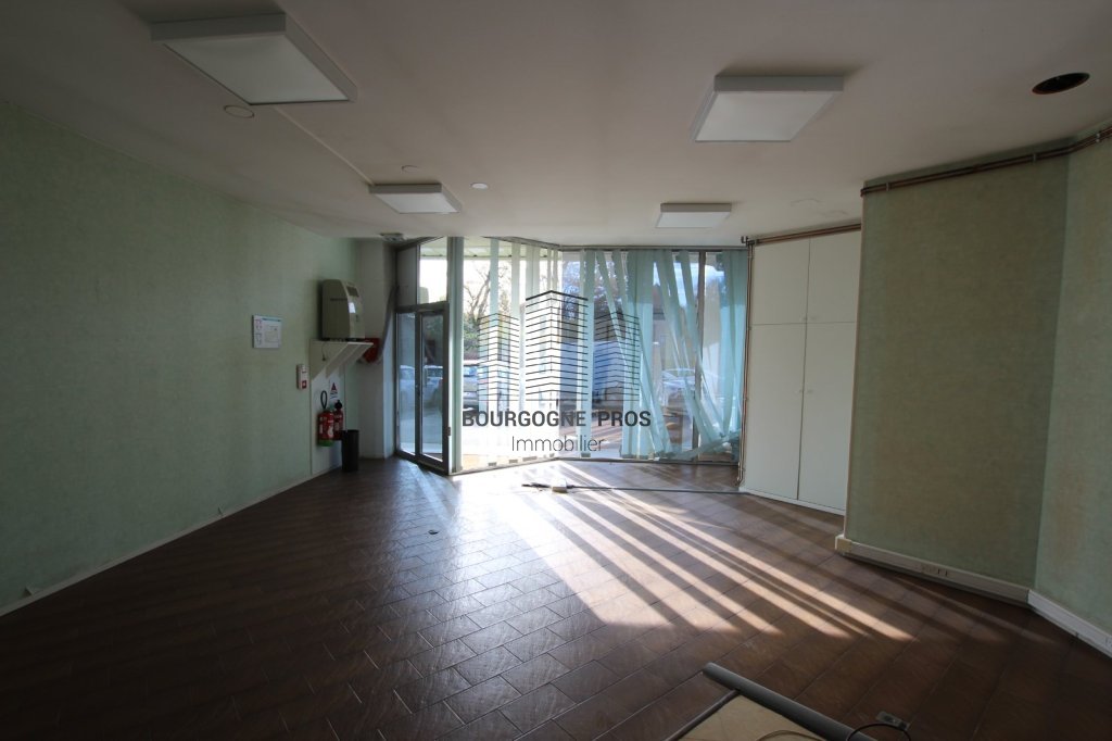 LOCAL D ACTIVITE A VENDRE - TOURNUS - 134 m2 - 139�000�&euro; 