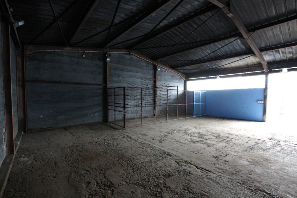 LOCAL D ACTIVITE A VENDRE - TOURNUS - 143 m2 - 99�000�&euro; 